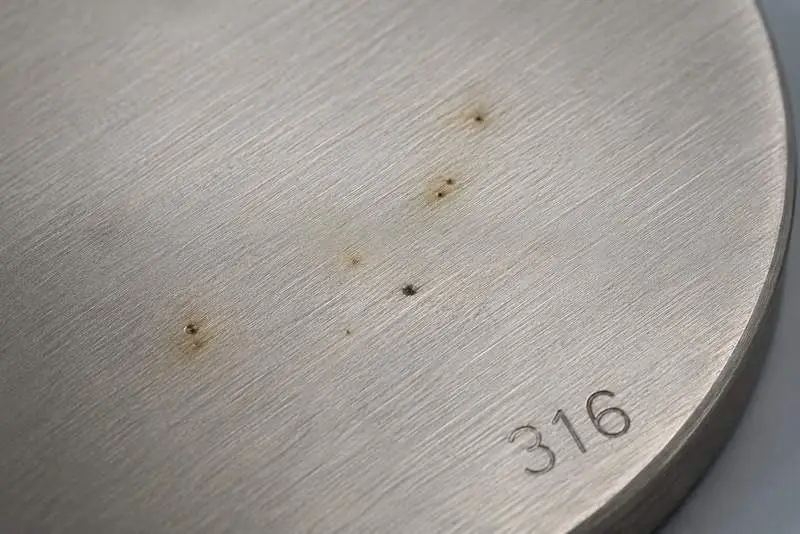316不锈钢在含氯介质中形成的局部点蚀坑
