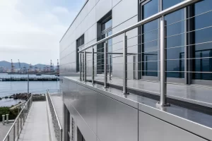 近海建筑上的316L不锈钢栏杆与外墙构件